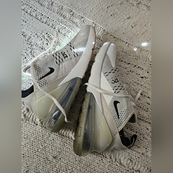 Nike Women's Air Max 270 Shoes - Picture 5 of 7